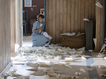 Alberto sorprende a Ana llenando el pasillo con aviones de papel