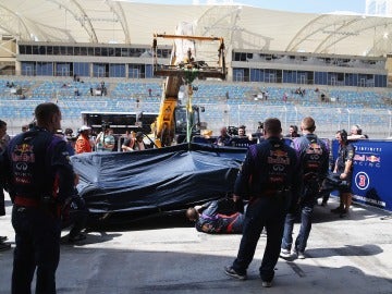 Los mecánicos revisan el monoplaza de Vettel