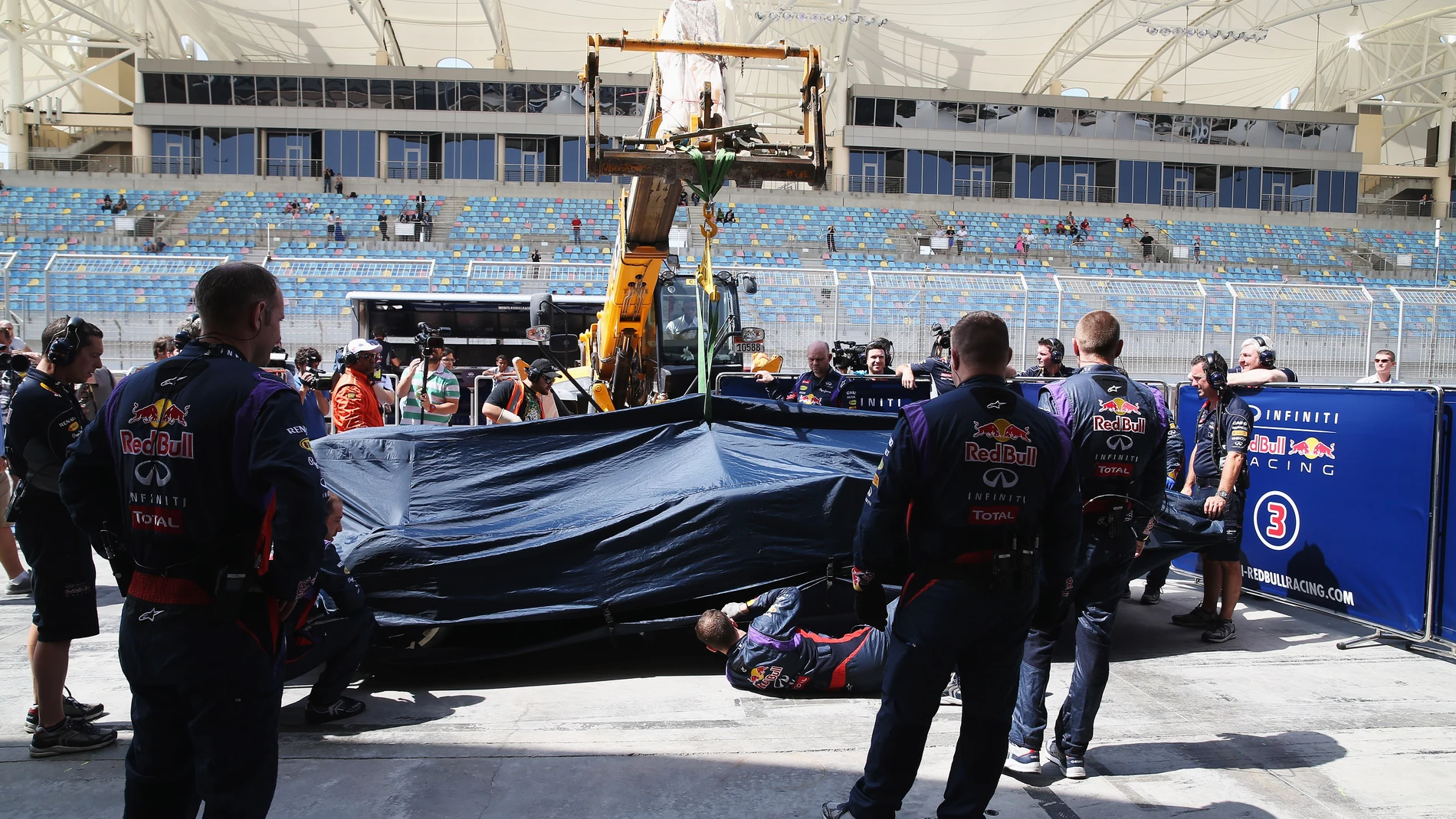 Los mecánicos revisan el monoplaza de Vettel