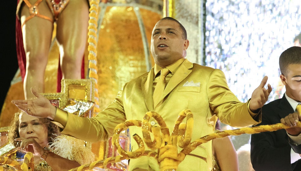 Ronaldo, vestido en color oro, gran estrella del Carnaval de Sao Paulo