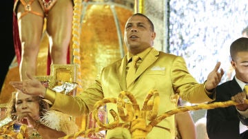 Ronaldo, vestido en color oro, gran estrella del Carnaval de Sao Paulo