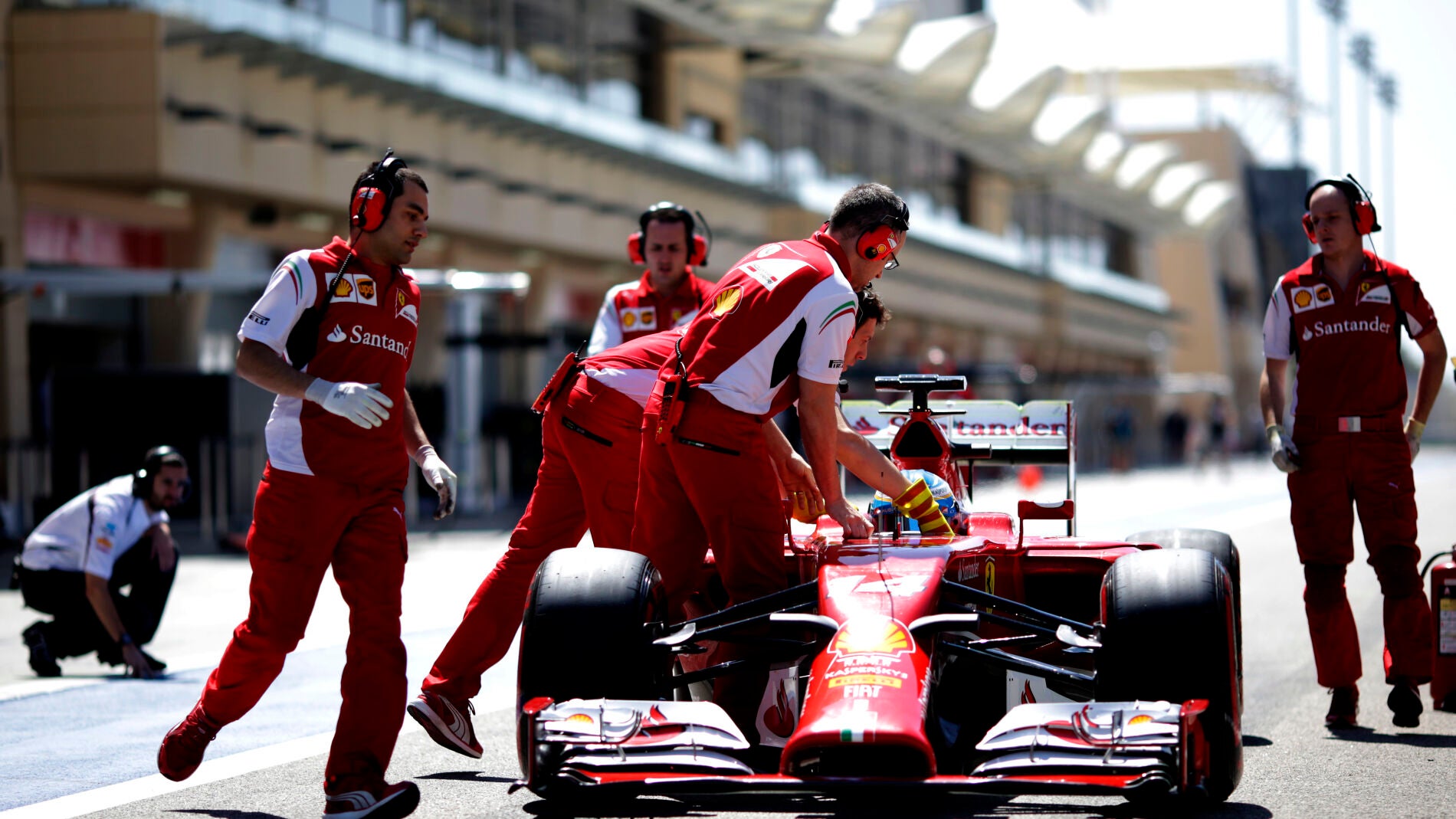 Alonso entra a boxes
