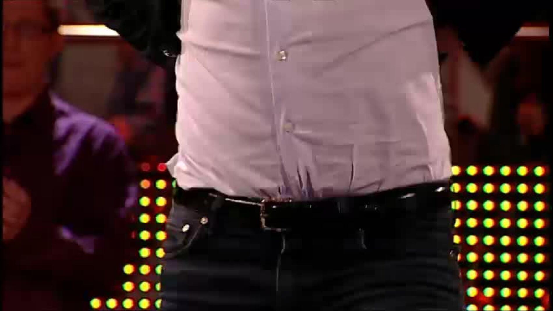 Arturo Valls practica la danza del vientre