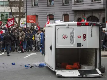 Encapuchados causan graves daños en comercios Encapuchados causan graves daños en comercios
