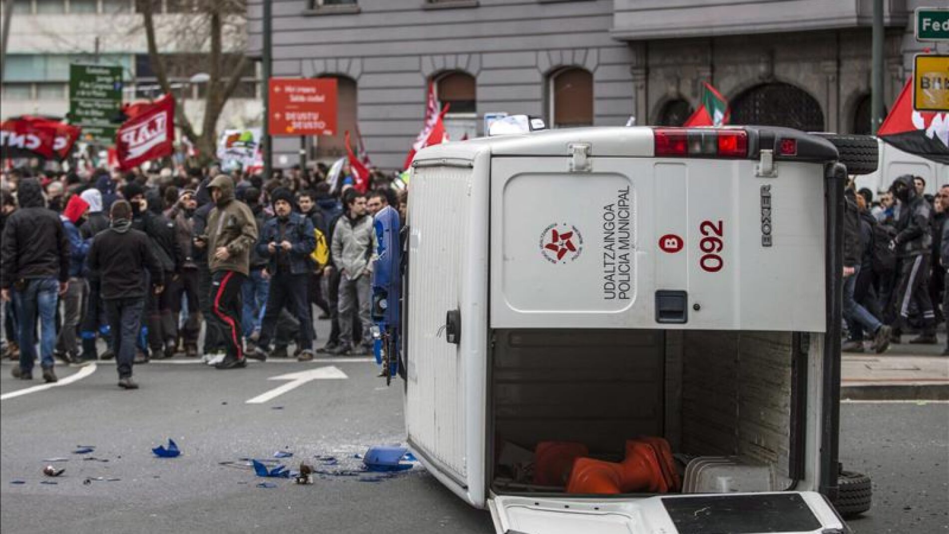 Encapuchados causan graves da&ntilde;os en comercios