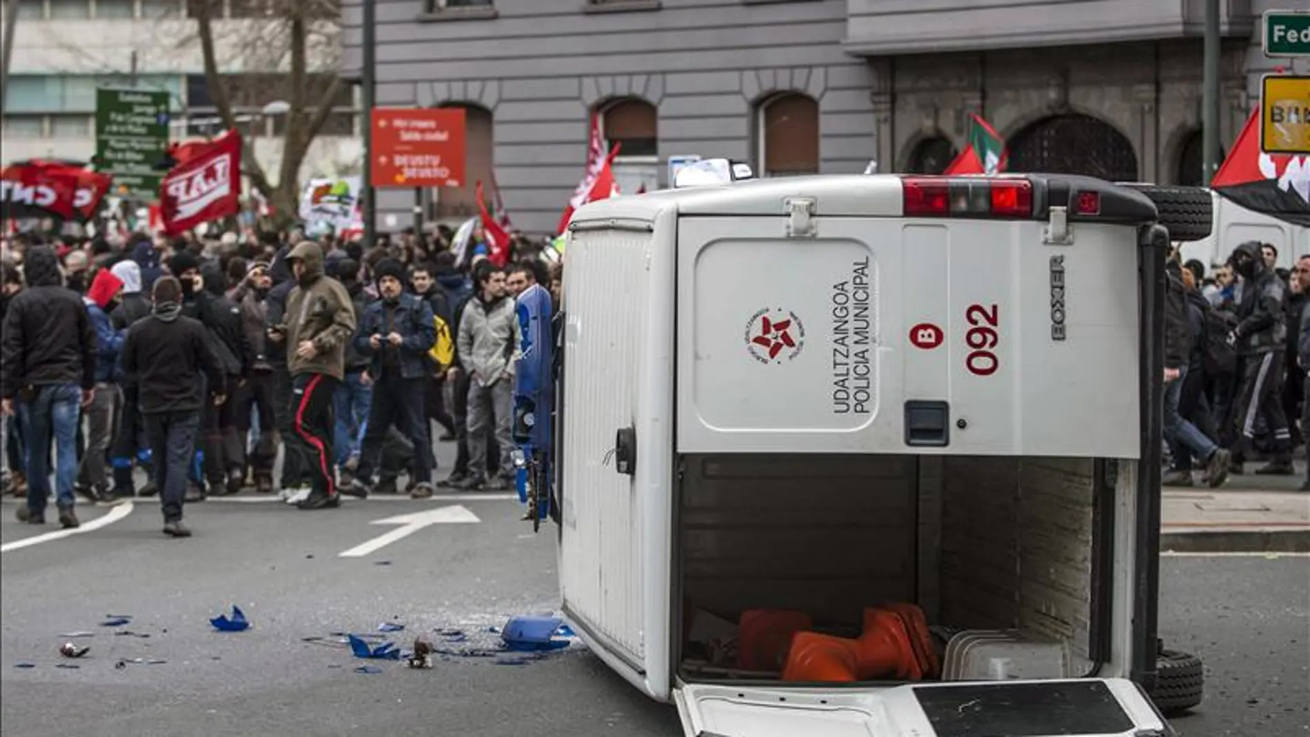 Encapuchados causan graves daños en comercios Encapuchados causan graves daños en comercios
