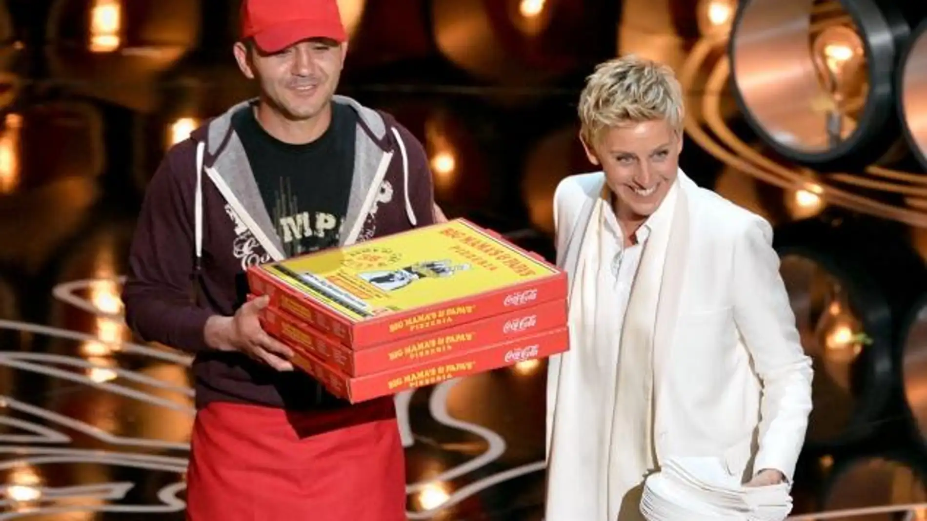 Ellen DeGeneres aparece en el escenario junto a un repartidor con varias pizzas