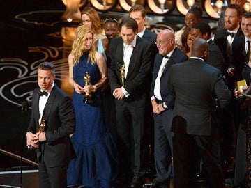 Brad Pitt recoge el premio a la mejor película como productor de '12 años de esclavitud'