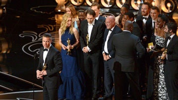 Brad Pitt recoge el premio a la mejor película como productor de '12 años de esclavitud'