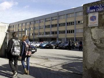 Fachada de la entrada principal del colegio Valdeluz Fachada de la entrada principal del colegio Valdeluz