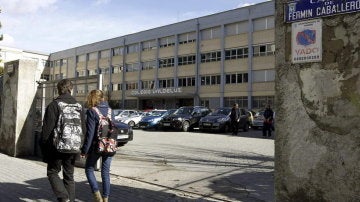 Fachada de la entrada principal del colegio Valdeluz