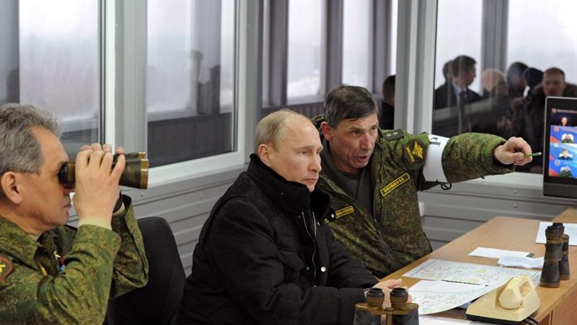 Putin se re&uacute;ne con su cuerpo de mando.