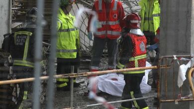 Un trabajador muerto y dos heridos tras desplomarse un andamio en San Sebastián