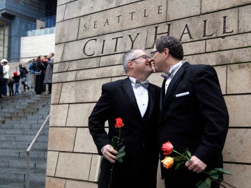 Una pareja gay contrae matrimonio en Seattle.