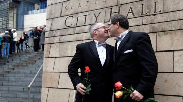 Una pareja gay contrae matrimonio en Seattle.