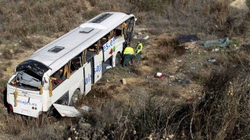Imagen del autobús que se precipitó con un terraplén