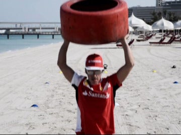 Fernando Alonso carga con un neumático