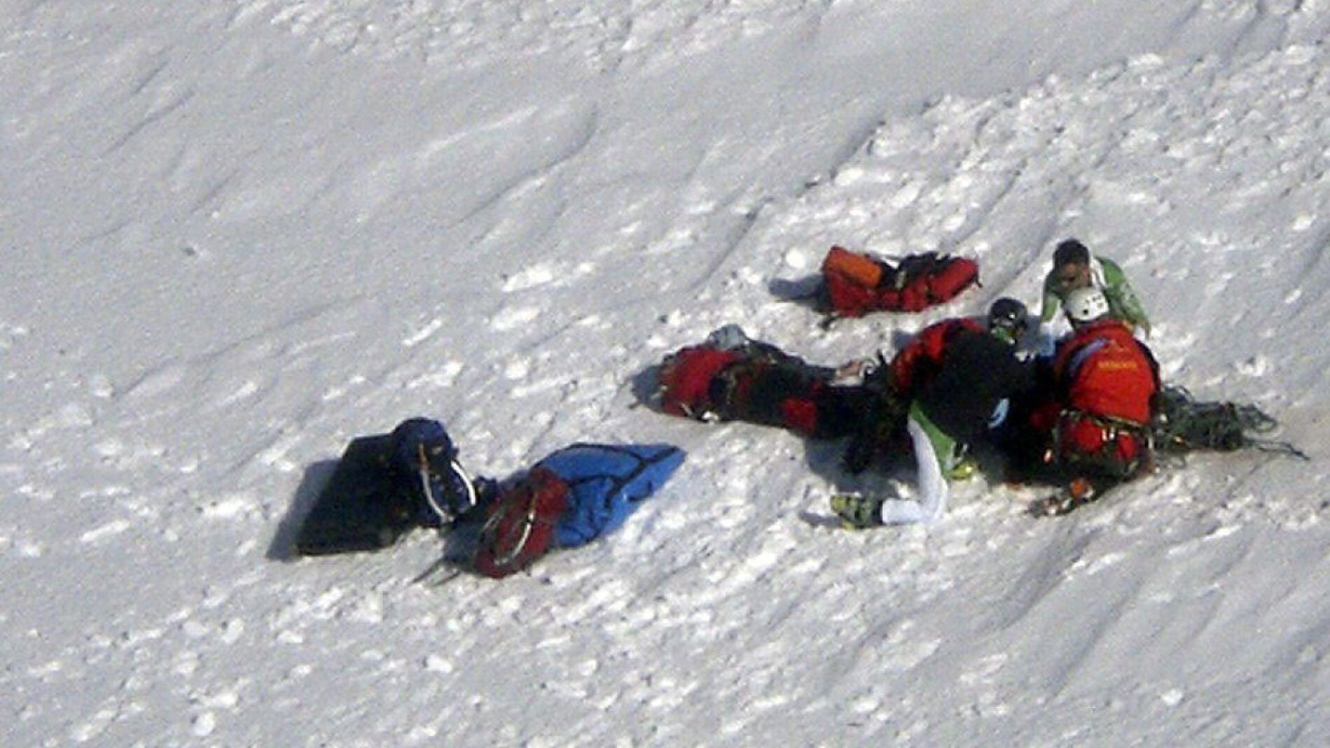 Momento del rescate de los dos monta&ntilde;eros en Gredos