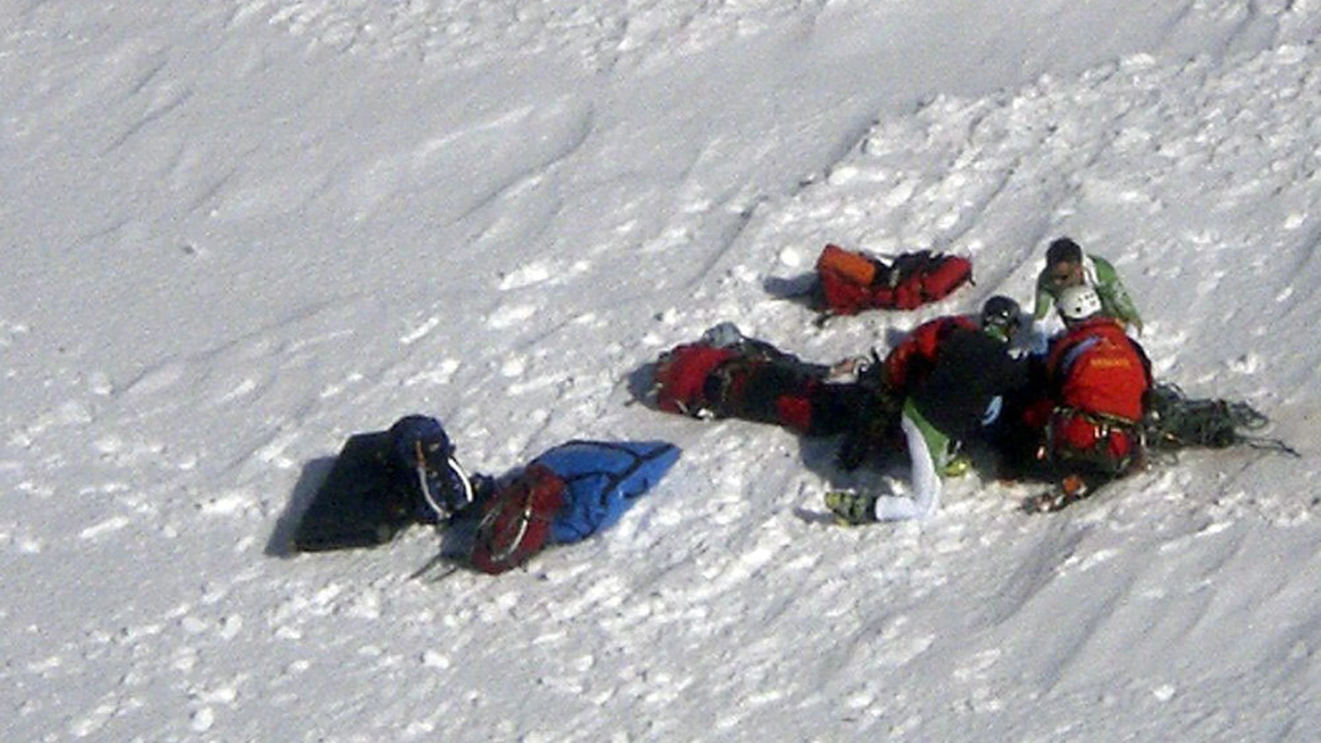 Momento del rescate de los dos montañeros en Gredos Momento del rescate de los dos montañeros en Gredos