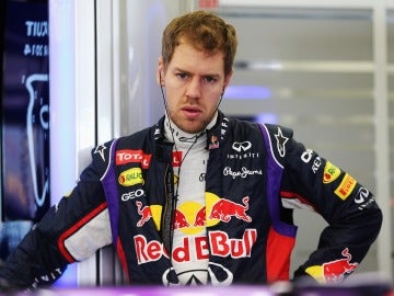 Vettel sigue los progresos en los test de Baréin