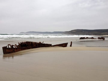 Imagen del barco hundido sobre la arena