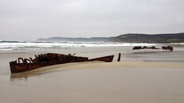 Imagen del barco hundido sobre la arena