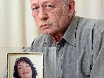 El señor Harrison con una foto de Ann