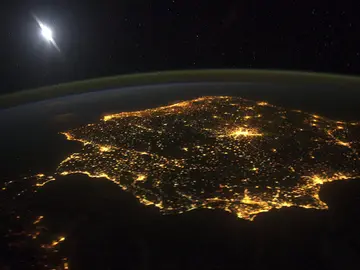 La península ibérica por la noche vista a 400 kilómetros de la Tierra La península ibérica por la noche vista a 400 kilómetros de la Tierra