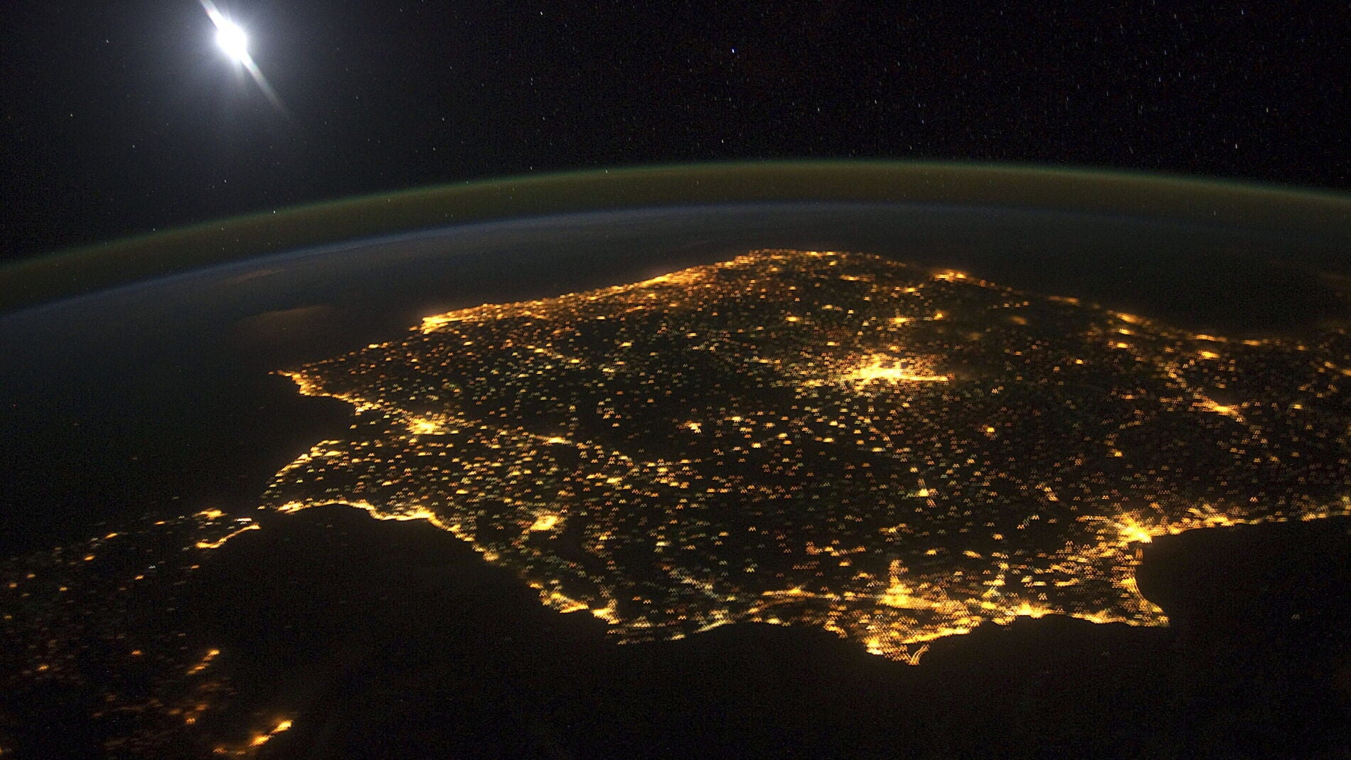 La pen&iacute;nsula ib&eacute;rica por la noche vista a 400 kil&oacute;metros de la Tierra