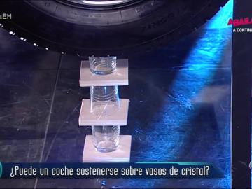 ¿Puede un coche sostenerse sobre vasos de cristal?