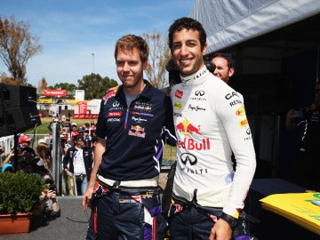 Vettel y Ricciardo posan en el circuito de Albert Park.