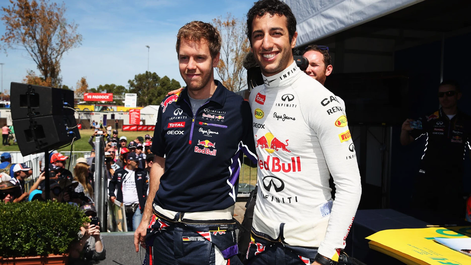 Vettel y Ricciardo posan en el circuito de Albert Park.