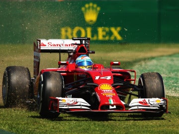 Alonso pilota por el césped australiano