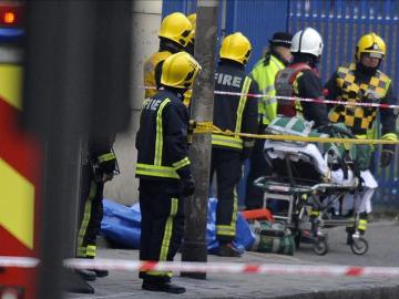 Bomberos en el lugar donde se estrelló un helicóptero en el centro de Londres
