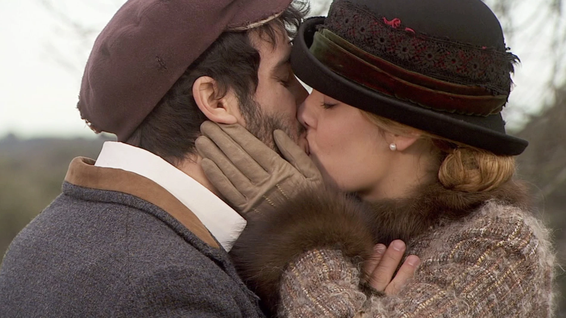 Soledad y Simón se besan apasionadamente