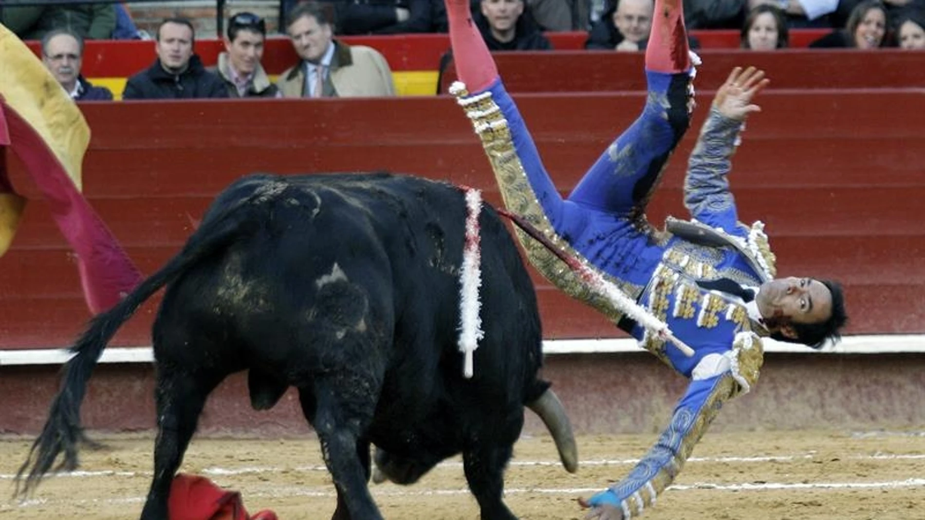El diestro Manuel Jesús "El Cid" sufre un revolcón en la faena a su primer toro