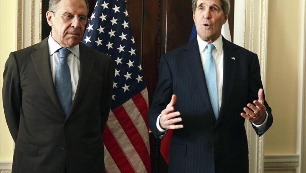 Serguei Lavrov (izquierda) y John Kerry (derecha), reunidos en Londres