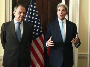 Serguei Lavrov (izquierda) y John Kerry (derecha), reunidos en Londres