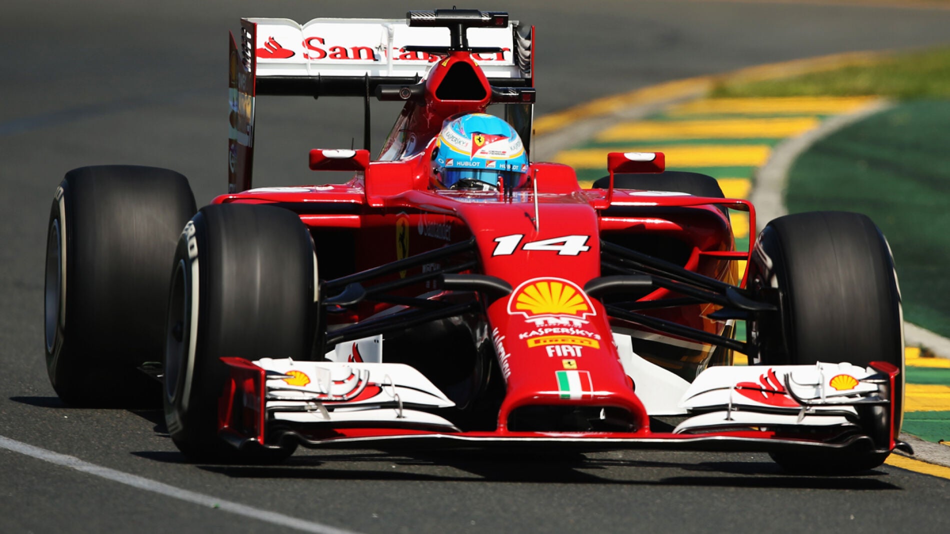 Alonso muestra el F14T en Albert Park