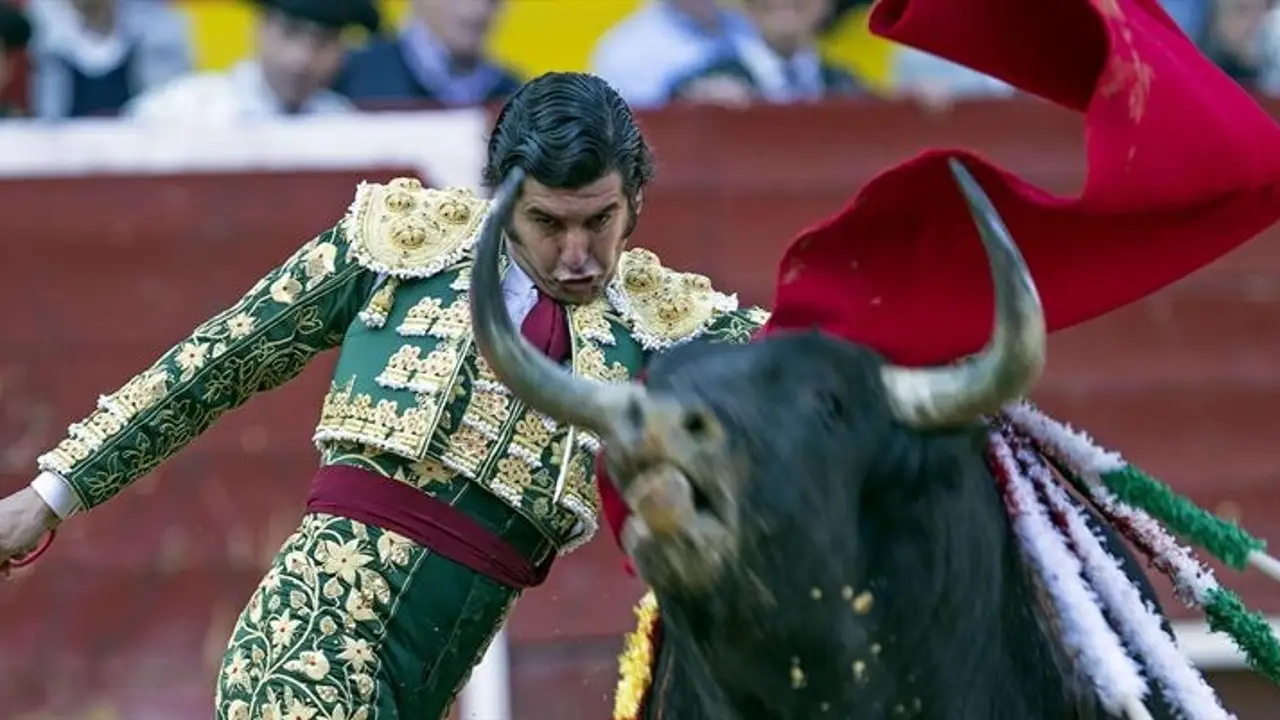 El diestro sevillano "Morante de la Puebla" en la faena de muleta a "Dardabasi"