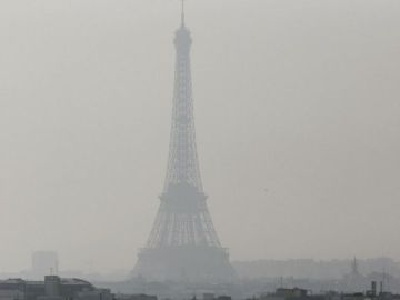 La Torre Eiffel cubierta de polución