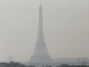 La Torre Eiffel cubierta de polución La Torre Eiffel cubierta de polución
