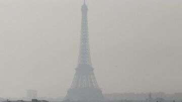 La Torre Eiffel cubierta de polución