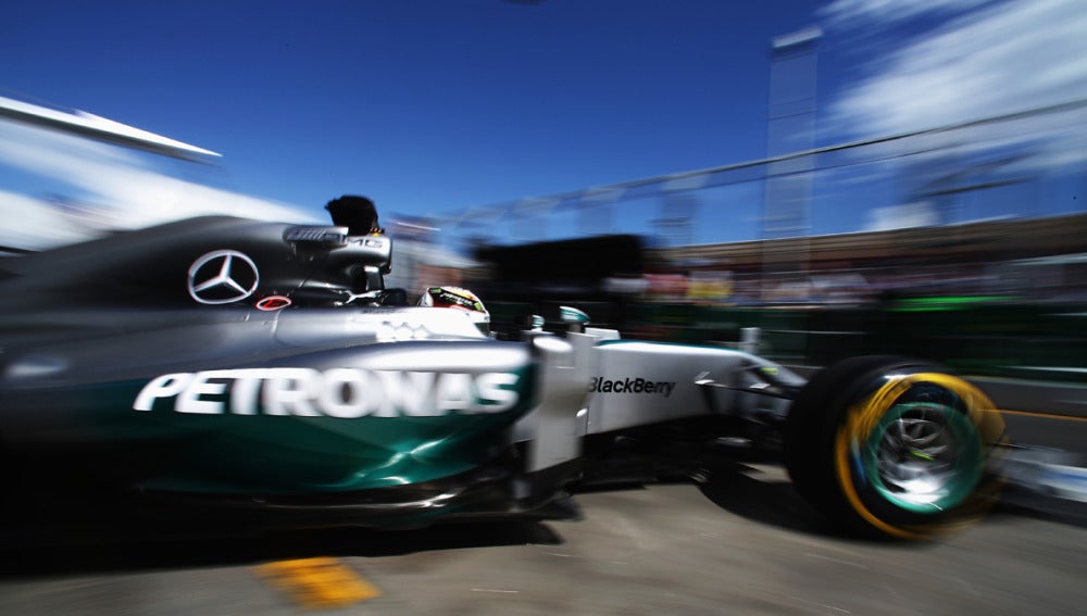 Hamilton sale de su garaje