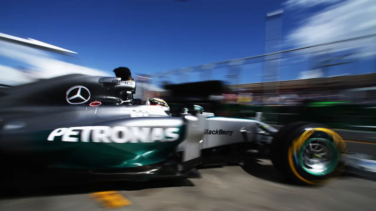 Hamilton sale de su garaje