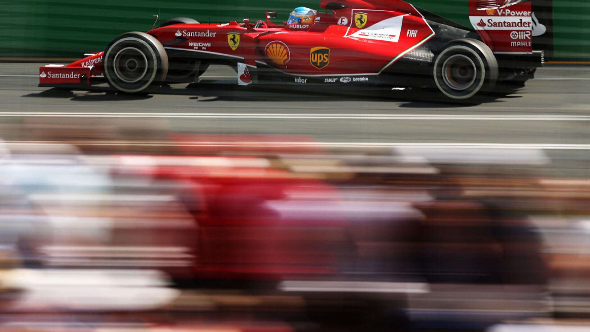 Alonso muestra el Ferrari en Melbourne