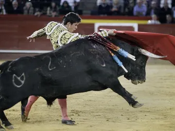 El diestro Daniel Luque da un pase de pecho a su segundo toro El diestro Daniel Luque da un pase de pecho a su segundo toro