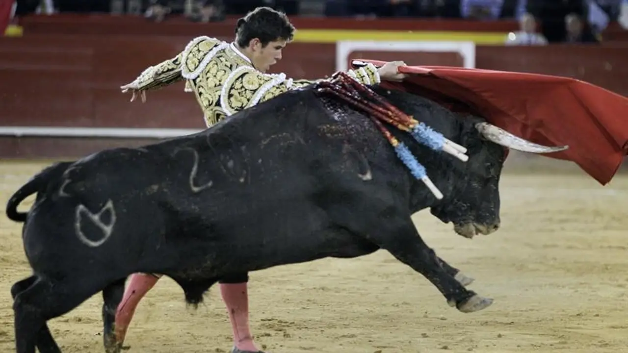 El diestro Daniel Luque da un pase de pecho a su segundo toro