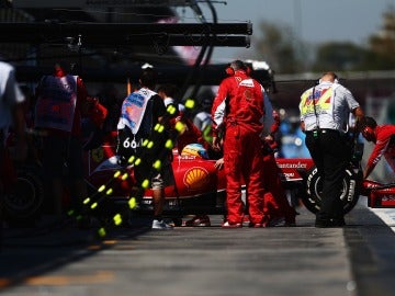 El F14 T de Alonso vuelve a boxes