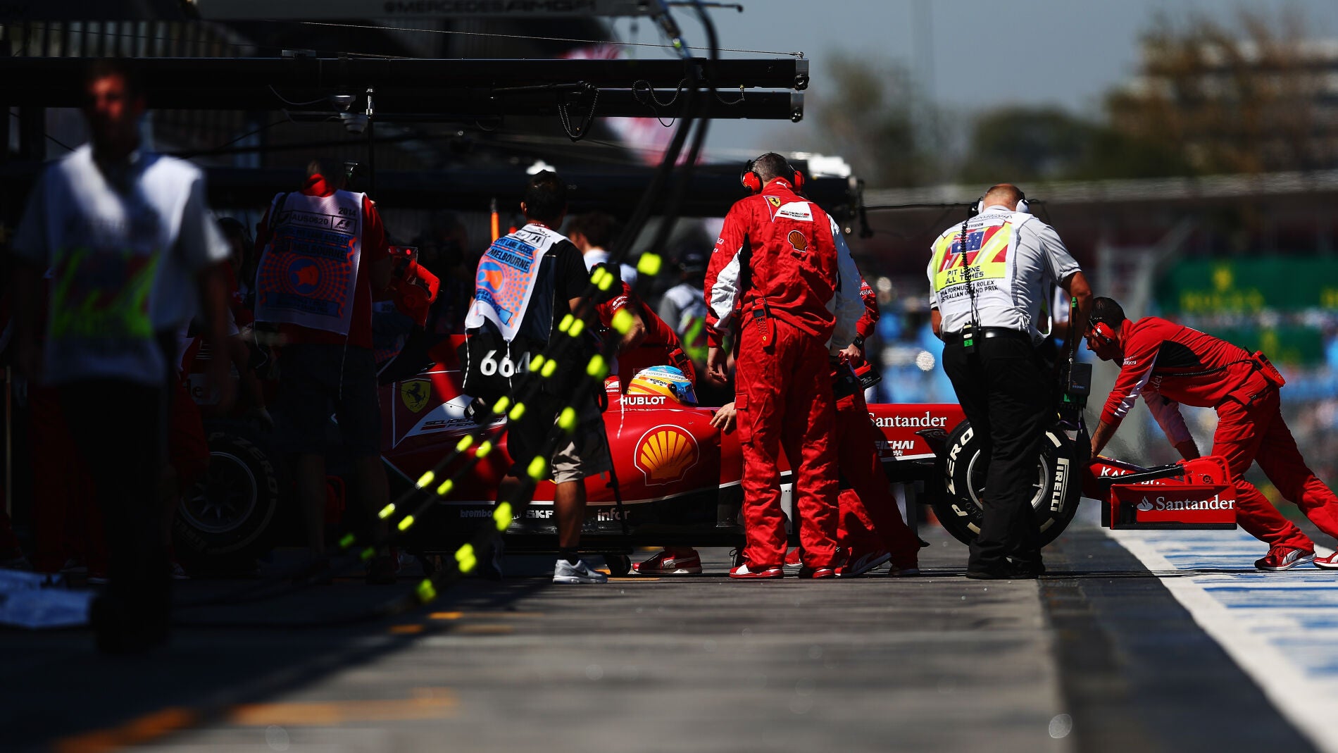 El F14 T de Alonso vuelve a boxes